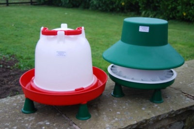 6KG FEEDER AND 6 LTR POULTRY DRINKER OUTDOORS or INDOORS